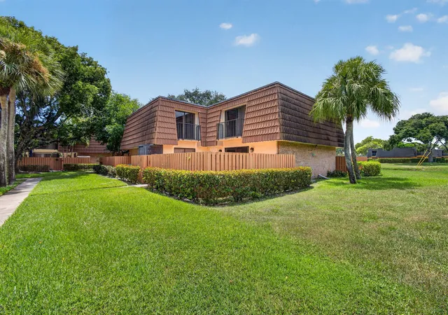 Photo 2 of Townhouse for sale at 185 Charter Wy, West Palm Beach, FL 33407 | MLS# B26067703 | Listing updated on 2026-10-02