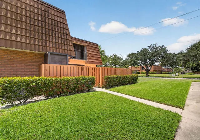 Photo 3 of Townhouse for sale at 185 Charter Wy, West Palm Beach, FL 33407 | MLS# B26067703 | Listing updated on 2026-10-02