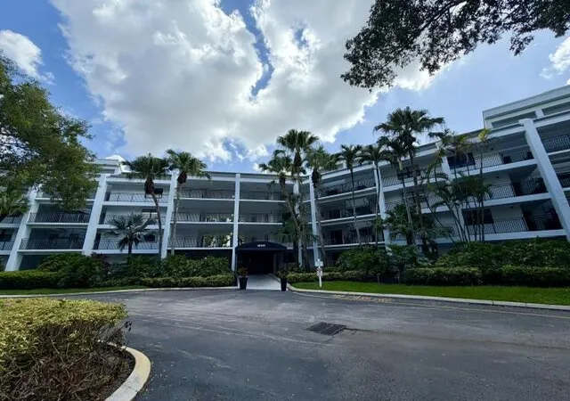 Listing Photo 4 - Condo for sale in building located at 16141 W Blatt Blvd, Weston, FL 33326 - Unit #413