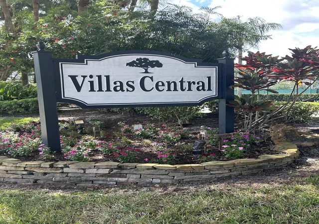 Townhouse for sale at 1390 E Golfview Dr, Pembroke Pines, FL 33026 | MLS# B26068226