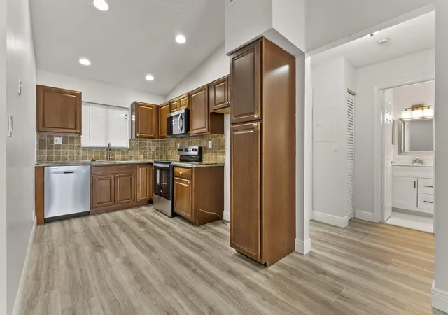 Listing Photo 4 - Condo for sale in building located at 2900 Olivewood Ter, Boca Raton, FL 33431 - Unit #201