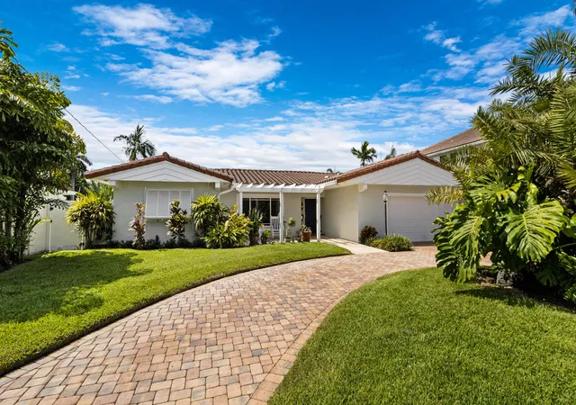 Photo 3 of Single family home for sale at 2750 Ne 8th Ct, Pompano Beach, FL 33062 | MLS# B26068346 | Listing updated on 2026-09-13