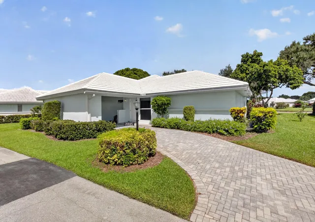 Photo 3 of House for sale at 8 Slash Pine Dr, Boynton Beach, FL 33436 | MLS# B26068512 | Listing updated on 2026-09-14