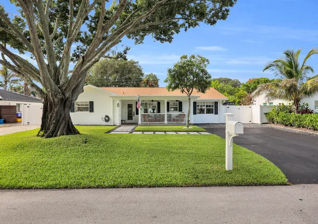 Photo 1 of Sale Pending at 8 Windsor Rd W, Jupiter, FL 33469 | MLS# B26068543 | Listing updated on 2026-09-16