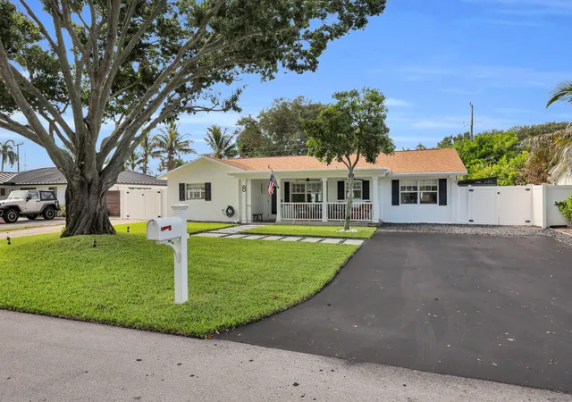 Photo 2 of Sale Pending at 8 Windsor Rd W, Jupiter, FL 33469 | MLS# B26068543 | Listing updated on 2026-09-16