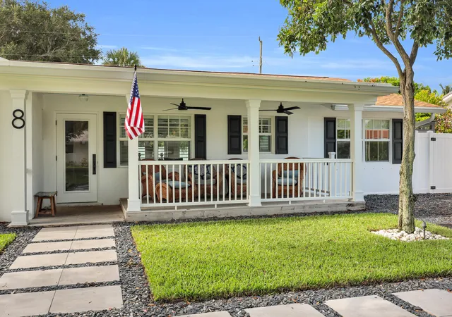 Photo 3 of Sale Pending at 8 Windsor Rd W, Jupiter, FL 33469 | MLS# B26068543 | Listing updated on 2026-09-16