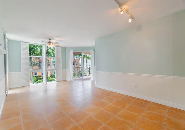 Listing Photo 4 - Condo for sale in building located at 804 E Windward Wy, Lantana, FL 33462 - Unit #211
