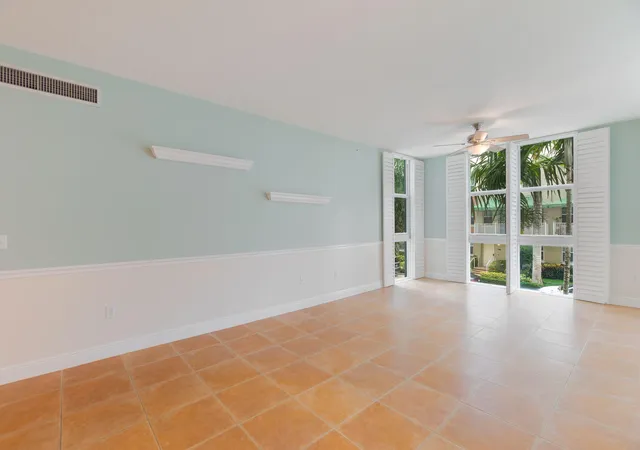Listing Photo 5 - Condo for sale in building located at 804 E Windward Wy, Lantana, FL 33462 - Unit #211