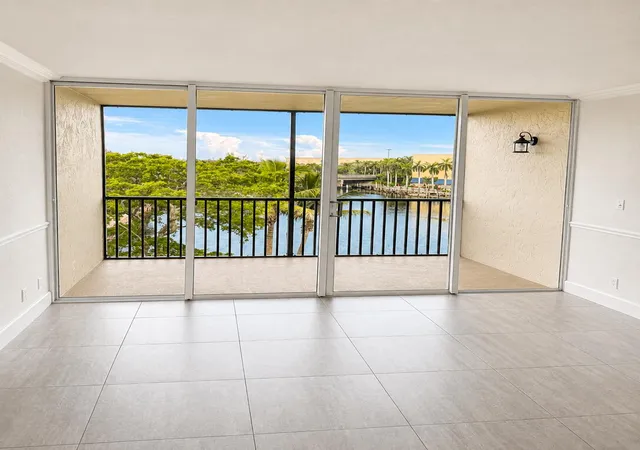 Listing Photo 5 - Condo for sale in building located at 7 Royal Palm Wy, Boca Raton, FL 33432 - Unit #505