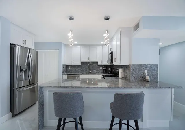 Listing Photo 5 - Condo for sale in building located at 1501 S Ocean Dr, Hollywood, FL 33019 - Unit #Apt 905