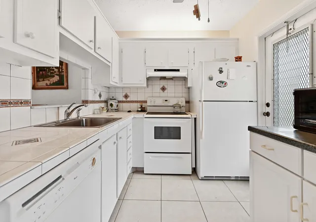 Photo 3 of Condo for sale at 3506 Nw 49th Ave #603, Lauderdale Lakes, FL 33319 | MLS# B26069450 | Listing updated on 2026-09-23