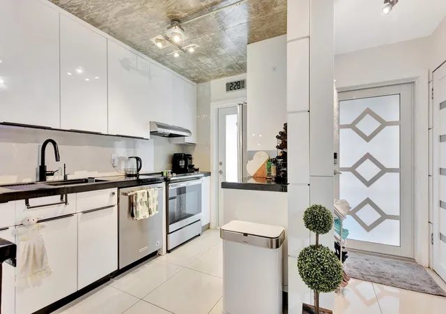 Photo 4 of Condo for sale at 400 Se 10Th St #302, Deerfield Beach, FL 33441 | MLS# B26069656 | Listing updated on 2026-09-23