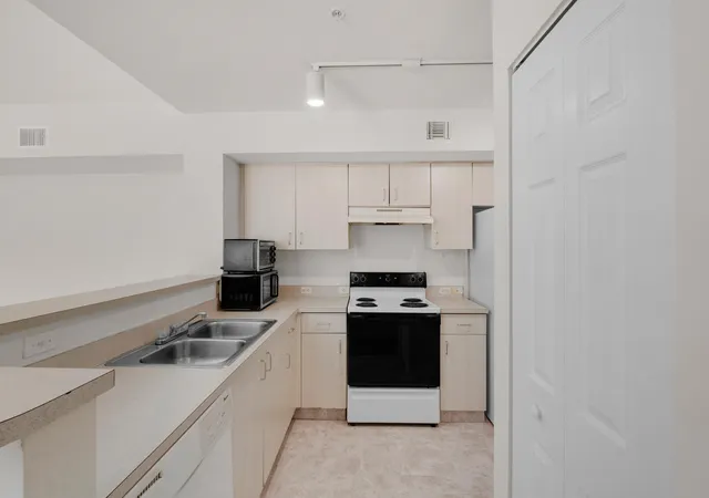 Listing Photo 4 - Condo for sale in building located at 520 Sw 111Th Ave, Pembroke Pines, FL 33025 - Unit #301
