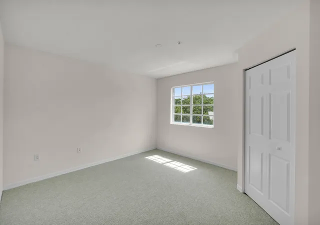 Listing Photo 5 - Condo for sale in building located at 520 Sw 111Th Ave, Pembroke Pines, FL 33025 - Unit #301