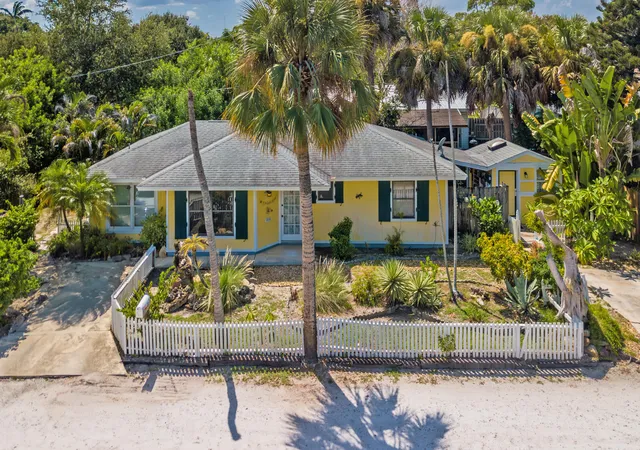 Photo 2 of Sale Pending at 1076 Ne Banyan Tree Dr, Jensen Beach, FL 34957 | MLS# B26069812 | Listing updated on 2026-09-16