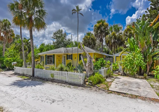Photo 3 of Sale Pending at 1076 Ne Banyan Tree Dr, Jensen Beach, FL 34957 | MLS# B26069812 | Listing updated on 2026-09-16