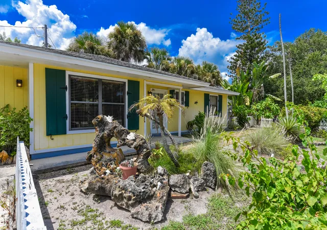 Photo 3 of Sale Pending at 1076 Ne Banyan Tree Dr, Jensen Beach, FL 34957 | MLS# B26069812 | Listing updated on 2026-09-16