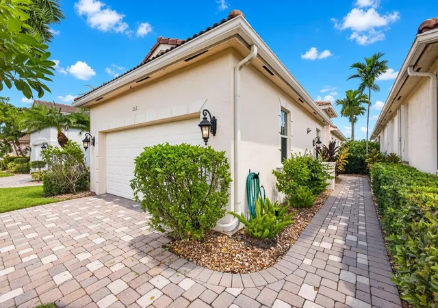 Photo 3 of Single family home for sale at 206 Isle Verde Wy, Palm Beach Gardens, FL 33418 | MLS# B26069888 | Listing updated on 2026-09-15