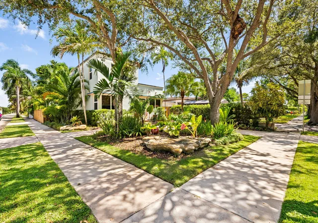 Photo 3 of Single family home for sale at 1555 Monroe St, Hollywood, FL 33020 | MLS# B26070082 | Listing updated on 2026-09-29