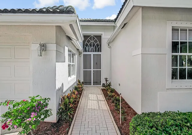 Photo 4 of Single family home for sale at 9152 Bay Harbour Cir, West Palm Beach, FL 33411 | MLS# B26070220 | Listing updated on 2026-09-25