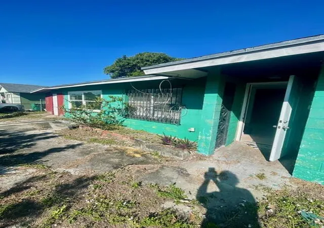 Photo 3 of Single family home for sale at 3106 Tropic Blvd, Fort Pierce, FL 34946 | MLS# B26070389 | Listing updated on 2026-10-05