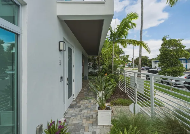 Photo 1 of Townhouse for sale at 5 SE 11th Avenue, Fort Lauderdale, FL 33301 | MLS# B26070417 | Listing updated on 2026-09-15