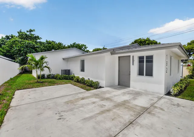 Photo 1 of Single family home for sale at 182 Sw 6 Street, Deerfield Beach, FL 33441 | MLS# B26070719 | Listing updated on 2026-09-23
