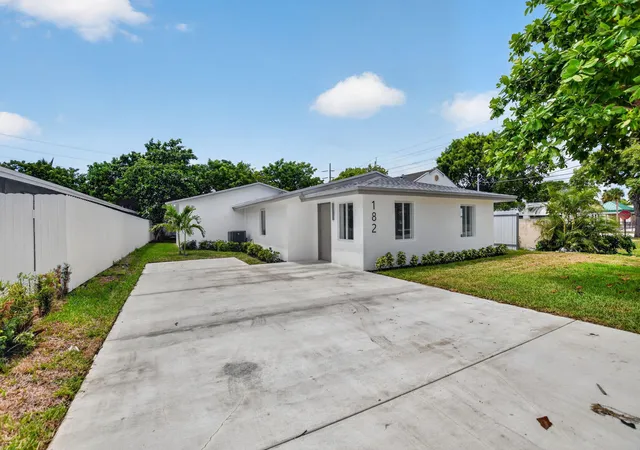 Photo 3 of Single family home for sale at 182 Sw 6 Street, Deerfield Beach, FL 33441 | MLS# B26070719 | Listing updated on 2026-09-23