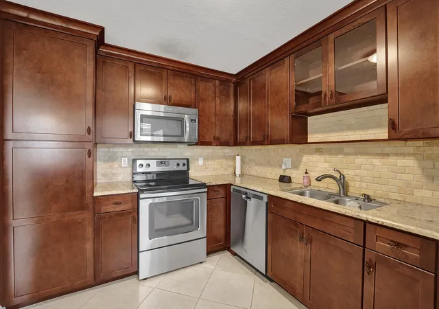 Photo 3 of Condo for sale at 303 Lakeview Dr #102, Weston, FL 33326 | MLS# B26070728 | Listing updated on 2026-09-16
