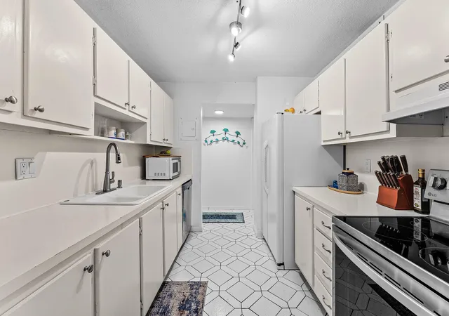 Listing Photo 5 - Condo for sale in building located at 1111 S Ocean Blvd, Boca Raton, FL 33432 - Unit #315