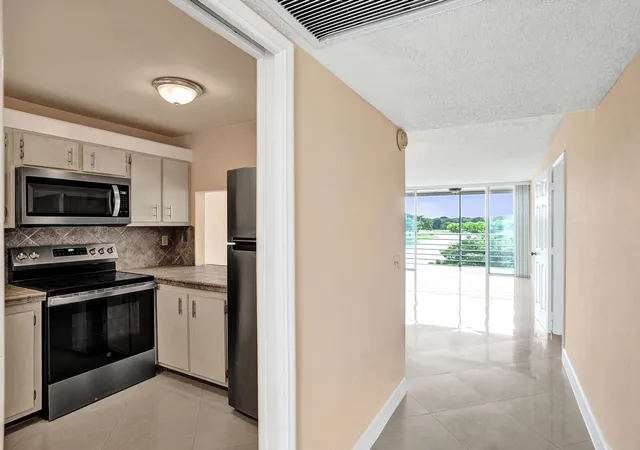 Photo 3 of Condo for sale at 9480 Tangerine Pl #402, Davie, FL 33324 | MLS# B26071113 | Listing updated on 2026-09-14