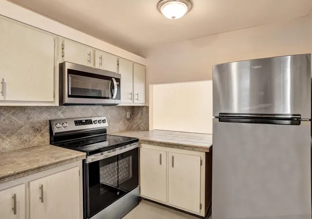 Photo 4 of Condo for sale at 9480 Tangerine Pl #402, Davie, FL 33324 | MLS# B26071113 | Listing updated on 2026-09-14