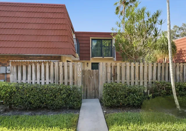 Photo 3 of Townhouse for sale at 702 Nw 98th Circle, Plantation, FL 33324 | MLS# B26071495 | Listing updated on 2026-09-16