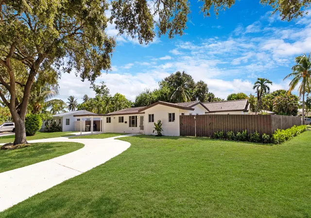 Photo 2 of Single family home for sale at 4000 Ne 22nd Avenue, Lighthouse Point, FL 33064 | MLS# B26071519 | Listing updated on 2026-10-06