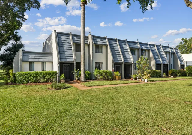 Photo 2 of Townhouse for sale at 4788 Esedra Ct, Lake Worth, FL 33467 | MLS# B26071726 | Listing updated on 2026-09-15
