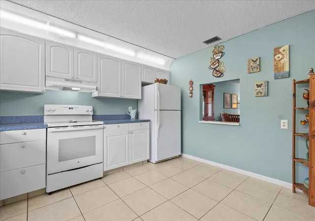 Photo 2 of Sale Pending at 892 Worcester Ln #B, Lake Worth, FL 33467 | MLS# B26071783 | Listing updated on 2026-09-16