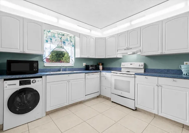 Photo 3 of Sale Pending at 892 Worcester Ln #B, Lake Worth, FL 33467 | MLS# B26071783 | Listing updated on 2026-09-16