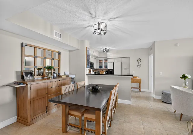 Listing Photo 4 - Condo for sale in building located at 700 E Boynton Bch Blvd, Boynton Beach, FL 33435 - Unit #410