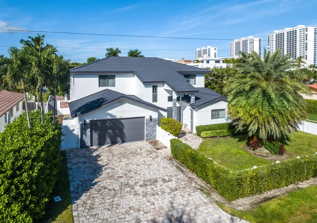 Photo 1 of Single family home for sale at 811 Se 31st Street, Boca Raton, FL 33432 | MLS# B26072022 | Listing updated on 2026-09-15