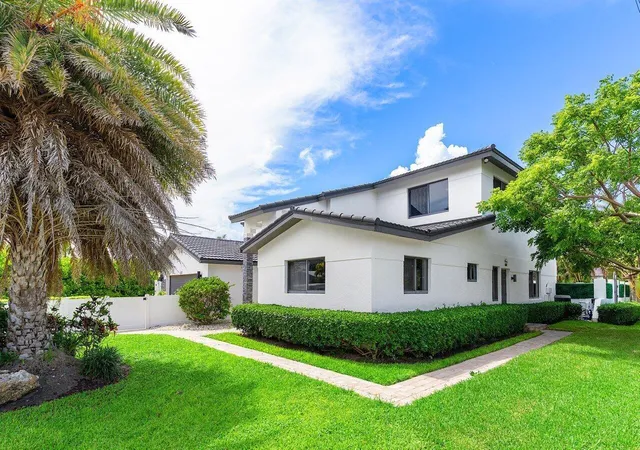Photo 3 of Single family home for sale at 811 Se 31st Street, Boca Raton, FL 33432 | MLS# B26072022 | Listing updated on 2026-09-15