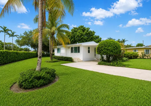 Photo 3 of Single family home for sale at 2516 Lorraine Ct, West Palm Beach, FL 33403 | MLS# B26072072 | Listing updated on 2026-09-14