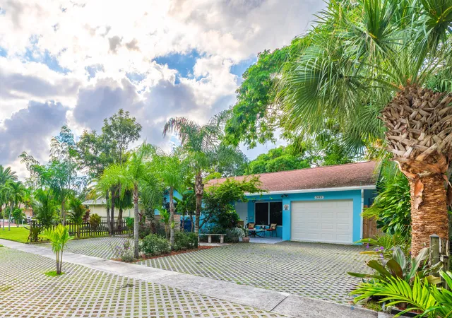 Photo 3 of Single family home for sale at 545 S Lake Dr, Lantana, FL 33462 | MLS# B26072207 | Listing updated on 2026-09-14
