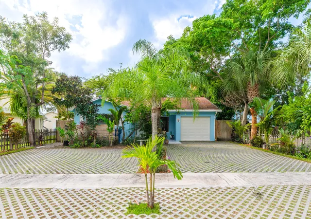 Photo 4 of Single family home for sale at 545 S Lake Dr, Lantana, FL 33462 | MLS# B26072207 | Listing updated on 2026-09-14