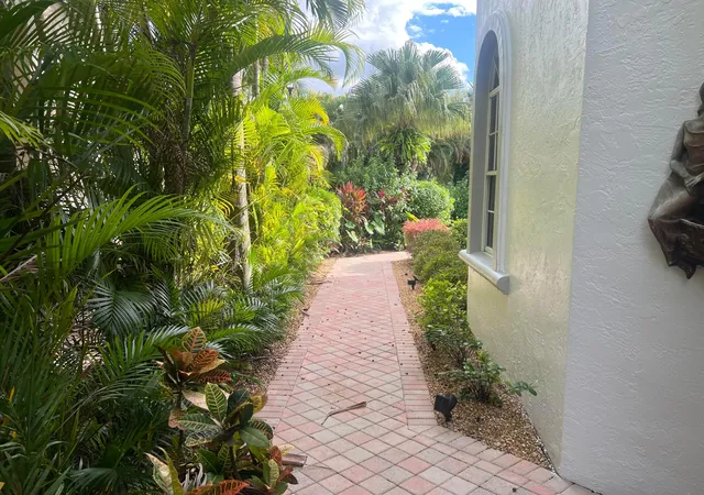 Photo 4 of House for sale at 4638 Carlton Golf Dr, Lake Worth, FL 33449 | MLS# B26072841 | Listing updated on 2026-09-13