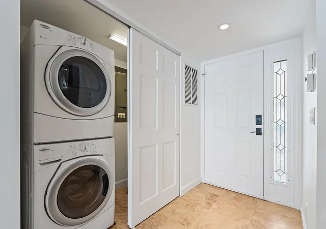 Listing Photo 4 - Condo for sale in building located at 900 Ocean Dr, Juno Beach, FL 33408 - Unit #705