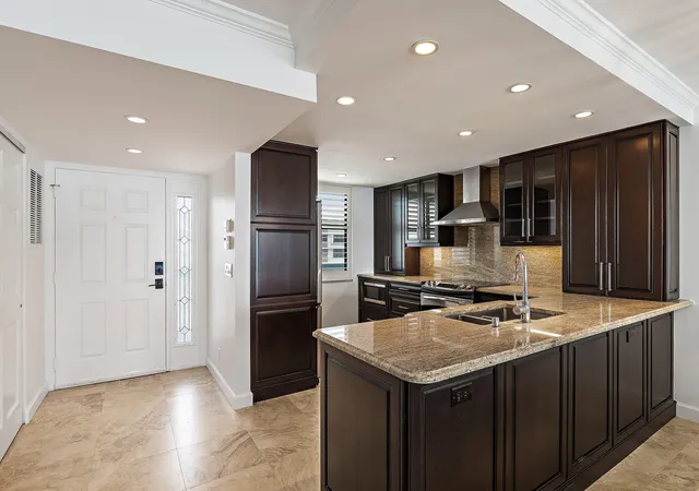 Listing Photo 5 - Condo for sale in building located at 900 Ocean Dr, Juno Beach, FL 33408 - Unit #705