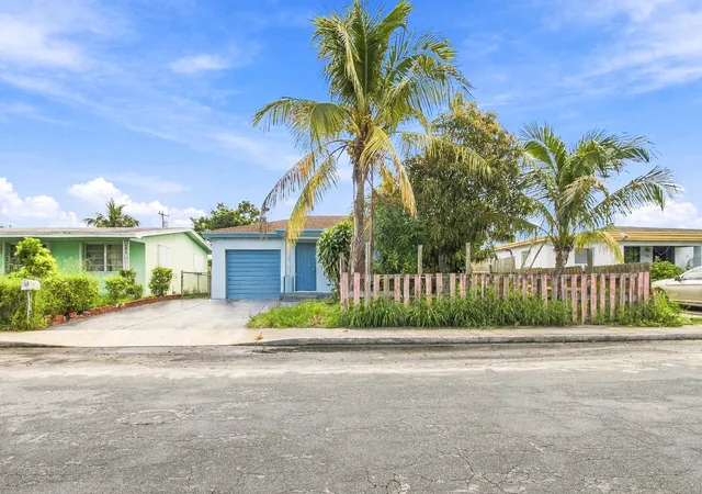 Photo 2 of Single family home for sale at 724 S D St, Lake Worth Beach, FL 33460 | MLS# B26073828 | Listing updated on 2026-09-16