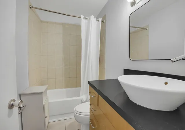 Listing Photo 5 - Condo for sale in building located at 512 Holly Dr, Palm Beach Gardens, FL 33410 - Unit #1