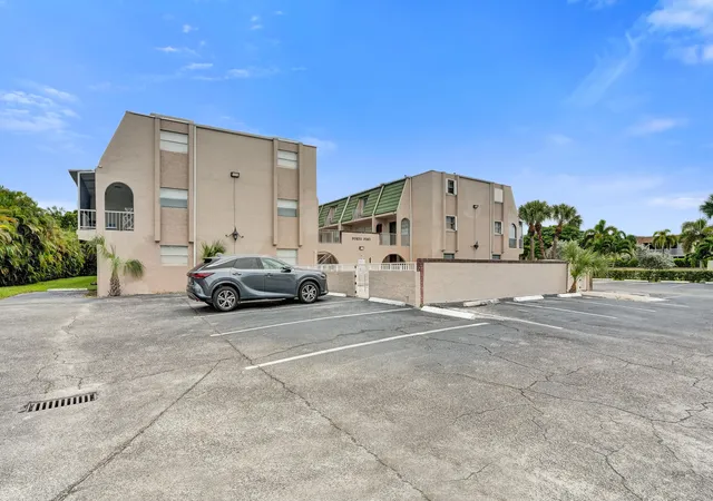 Listing Photo 1 - Condo for sale in building located at 1100 Se 4Th Ave, Deerfield Beach, FL 33441 - Unit #5