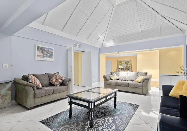 Photo 4 of Single family home for sale at 5104 White Oak Ln E, Tamarac, FL 33319 | MLS# B26074303 | Listing updated on 2026-09-23